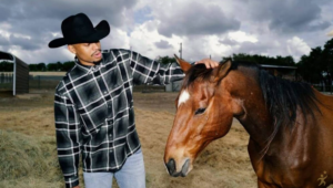 Keldon Johnson cria lago e refúgio para animais no Texas