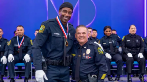 Ex-astro da NBA, Amar’e Stoudemire se forma como policial