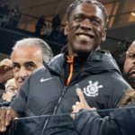 Seedorf vive noite intensa em sua estreia na Neo Química