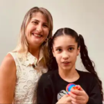 Mãe comemora recuperação da filha com pé torto após tratamento no HCA