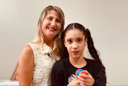 Mãe comemora recuperação da filha com pé torto após tratamento no HCA