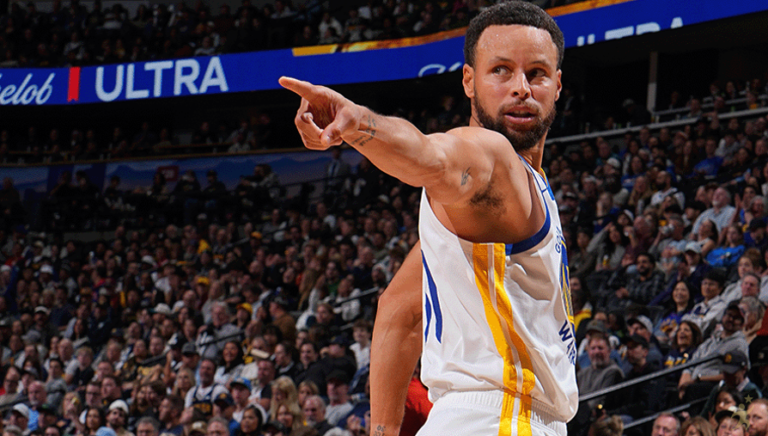 Stephen Curry brilha, marca 44 pontos e lidera Warriors