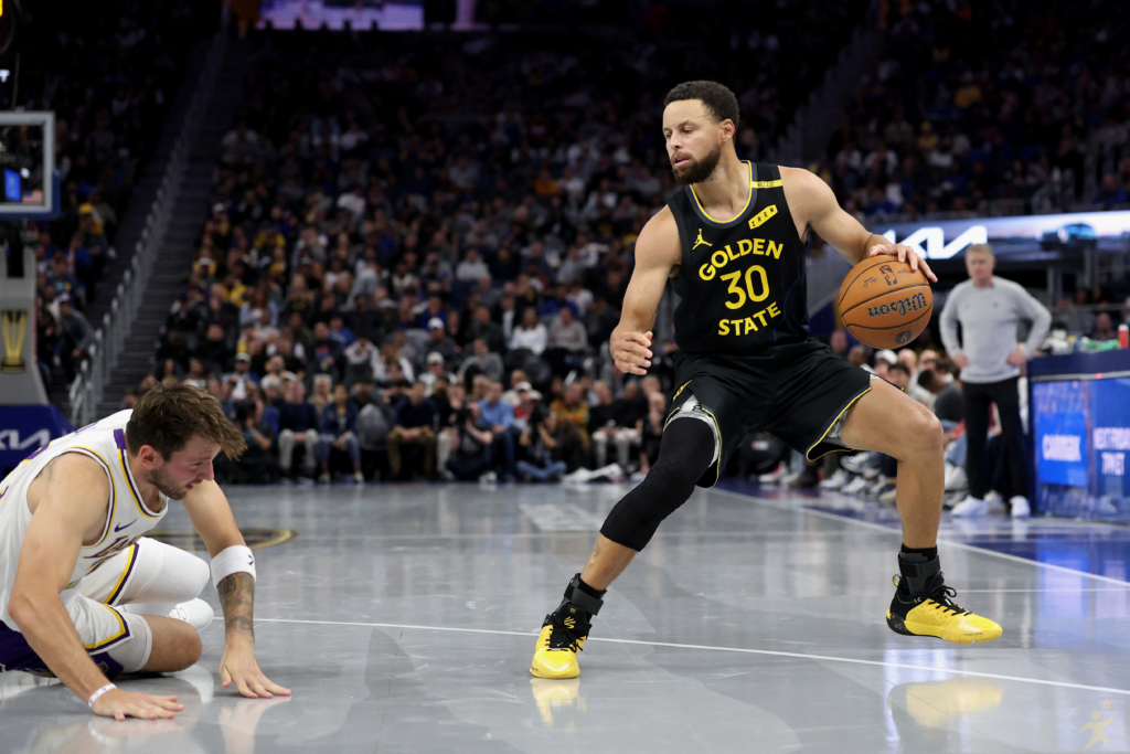 Stephen Curry brilha com drible épico e virada histórica