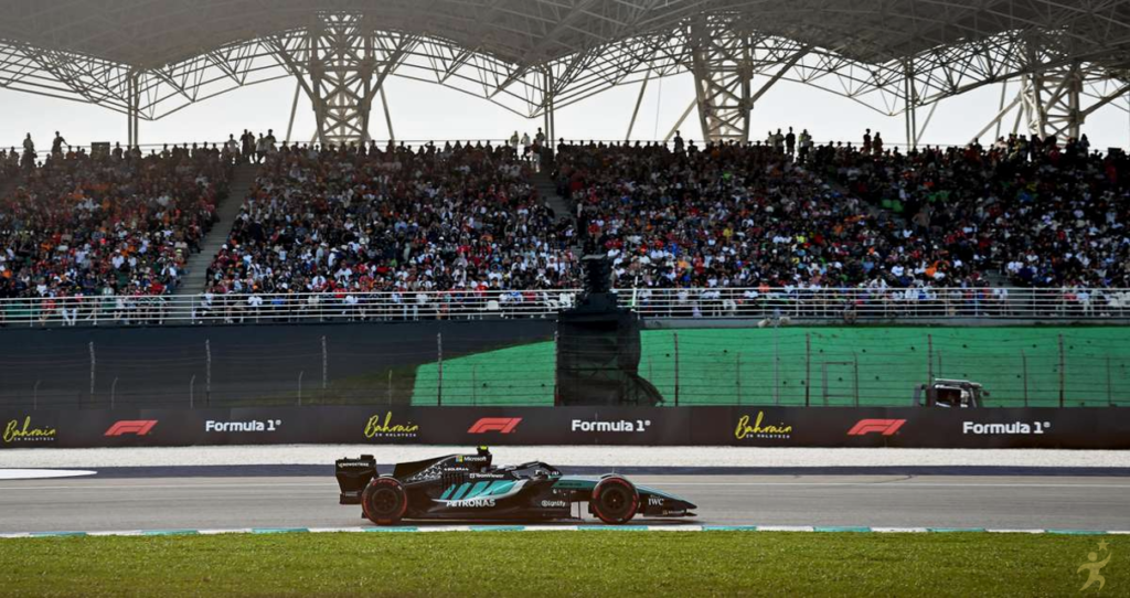 Kimi Antonelli assume liderança em GP caótico na Malásia