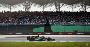 Kimi Antonelli assume liderança em GP caótico na Malásia