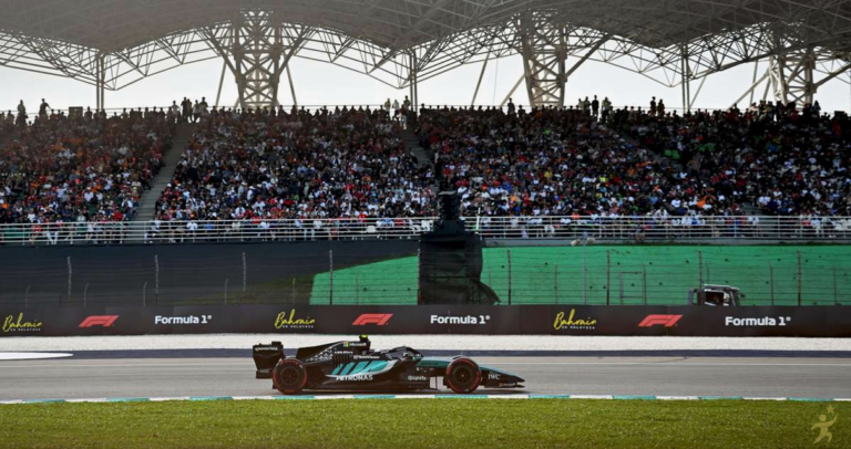 Kimi Antonelli assume liderança em GP caótico na Malásia